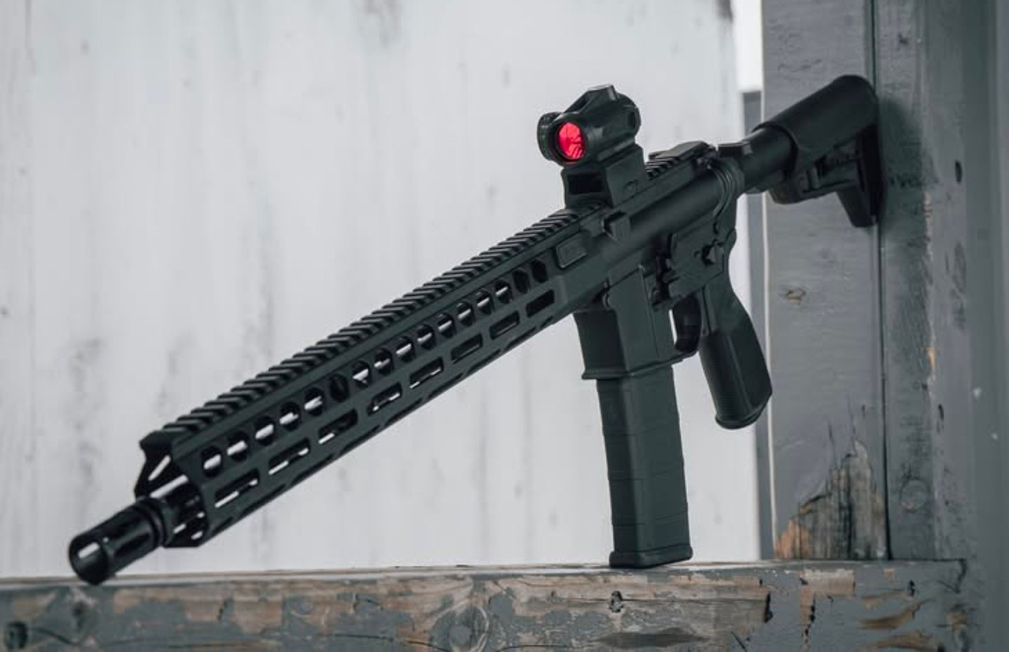SIG Sauer M400-FORGE: Neues AR-15 der M400-Serie in zwei Varianten vorgestellt SIG Sauer M400-FORGE: Gewehr komplett von vorne rechts.