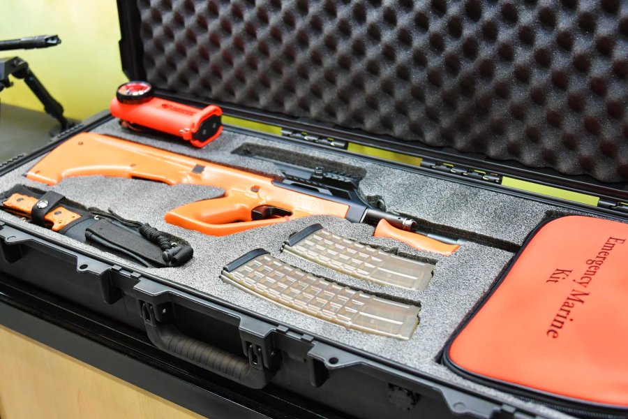 Steyr AUG Emergency Marine Kit Prototyp Survival Kit mit Steyr AUG in Orange