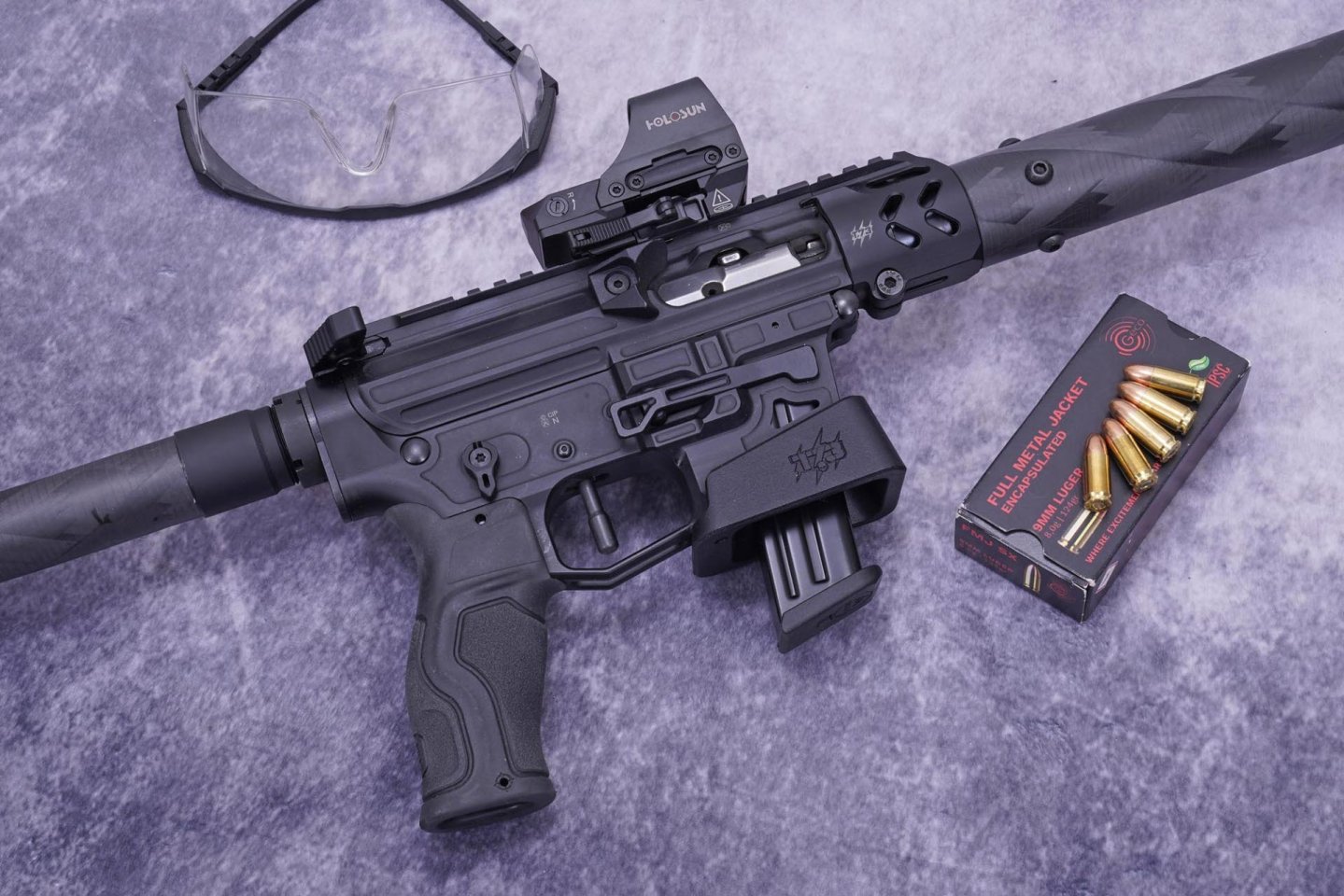 T73 Tactical Prometheus in 9 mm Luger: PCC mit direktem Gasdruckladesystem und Drehkopfverschluss im Test Rechte Gehäuseseite des T73 Tactical Prometheus in 9 mm Luger im Detail.