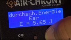 Test + Video: GAMO Coyote Black Pressluftgewehr Display des ballistischen Chronographen Air Chrony zeigt die durchschnittliche Energie des GAMO Coyote Black Luftgewehrs nach 10 Schuss an.