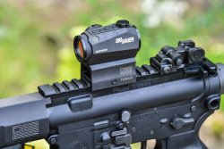 SIG Sauer M400 TREAD Büchse in der Einstiegsklasse Das Gewehr SIG Sauer M400 TREAD mit montiertem ROMEO5 Leuchtpunktvisier.