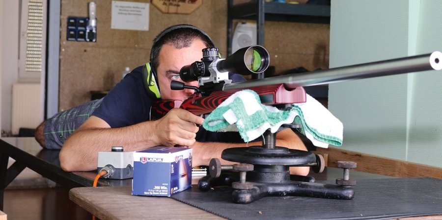 Schütze mit Unique Alpine F-Class auf dem Schießstand