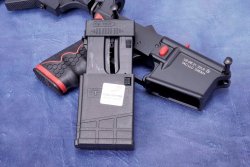 Tippmann Arms M4-22 Redline in .22 Long Rifle - der farbenfroher Fun-Faktor Das Magazin der M4-22 Redline in .22 Long Rifle