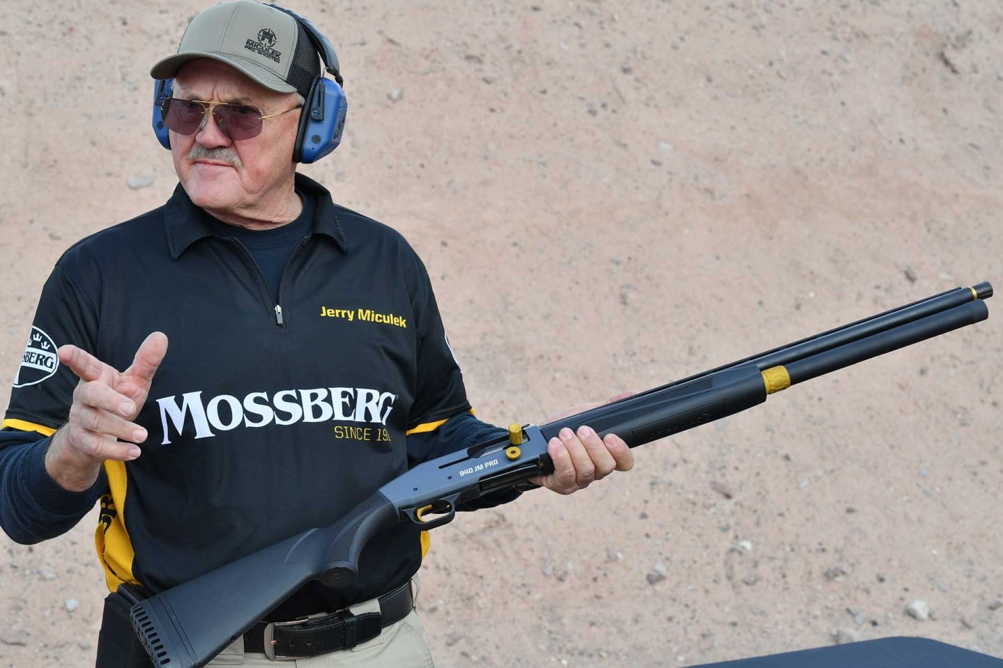 Jerry Miculek mit der neuen Mossberg-Flinte.