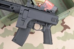 Troy Pump Action Rifle National in .223 Remington mit eingeklapptem Schaft. Gewehr mit Klappschaft