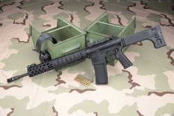 Troy Pump Action RIfle National Linke Seite der Troy Pump Action Rifle National in .223 Remington mit Munition.