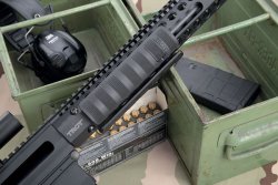 Handschutz Troy Pump Action Rifle Der Vorderschaft der Troy PAR Optics Ready in .308 Winchester in Nahaufnahme.