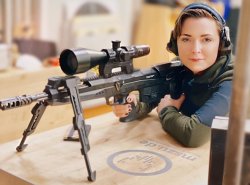 TTS Xceed in .375 Swiss P – Repetierer in Bullpup-Bauweise für Long-Range-Hochleistungspatrone im Test Hanna Selena mit einem TTS Xceed auf dem Schießstand.