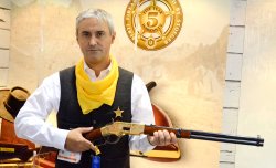 Uberti Unterhebelrepetierer Uberti 1866 Yellowboy wird in die Kamera gehalten.