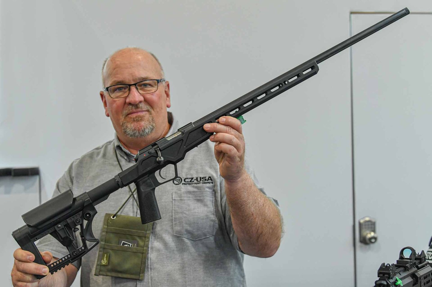 Vorstellung: CZ 457 Varmint Precision Chassis in .22 l.r. Mann präsentiert das neue CZ 457 Varmint.