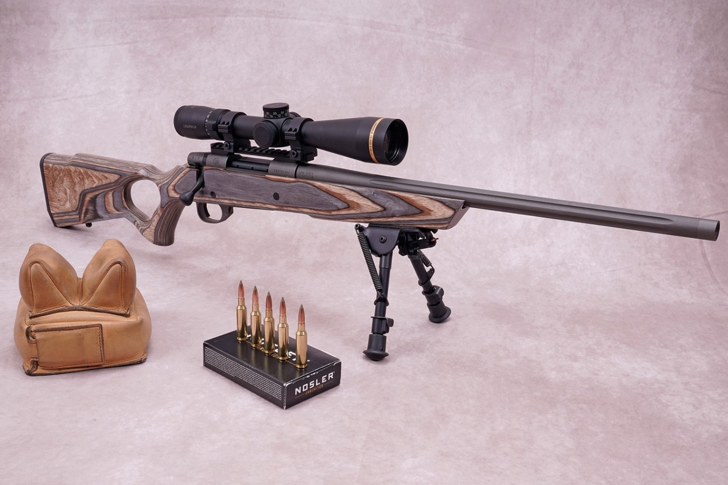 Jubiläum: 80 Jahre Weatherby – Test der Vanguard Spike Camp in 6,5 Creedmoor Vanguard Spike Camp in 6,5 Creedmoor komplett von vorne rechts.