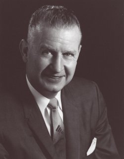 Jubiläum: 80 Jahre Weatherby – Test der Vanguard Spike Camp in 6,5 Creedmoor Portrait von Firmengründer Roy Weatherby.