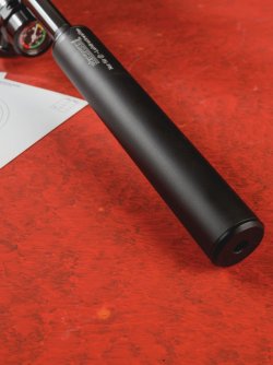 Freie Waffe im Test: Das Luftgewehr Weihrauch HW 110 T Lochschaft Detaiansicht des Luftgewehrschalldämpfers.