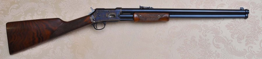 Die "Western Trilogie" von Pedersoli Vorderschaftrepetierer Karabiner Lightning