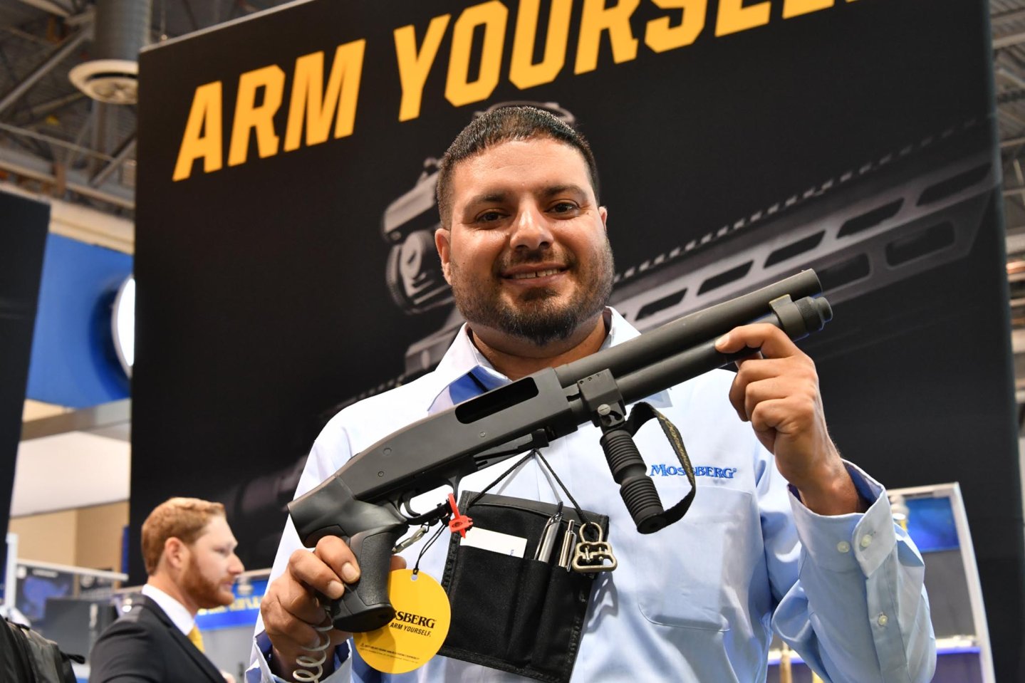 Mann hält Mossberg 500 Compact Cruiser