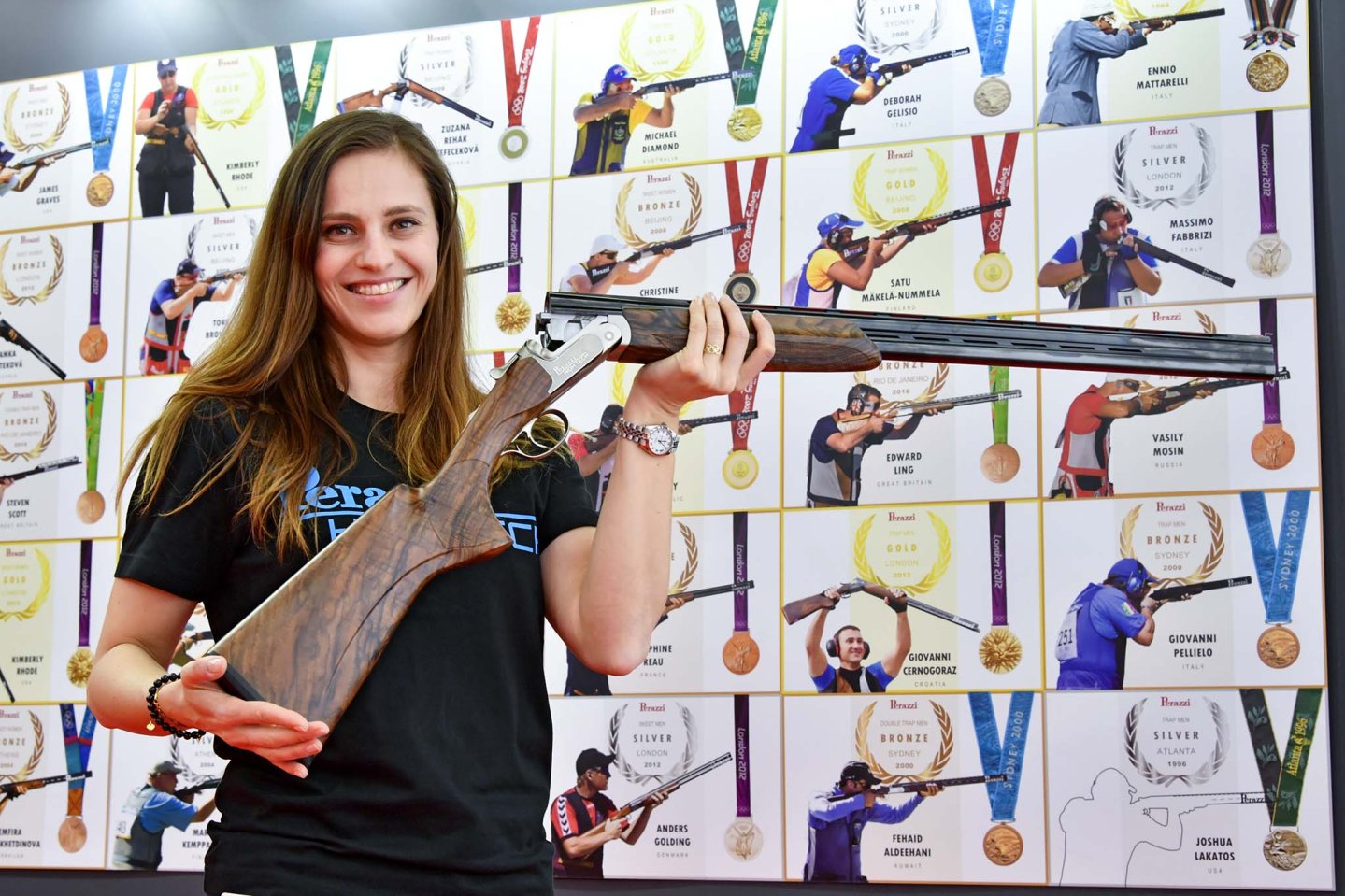 Perazzi High Tech X Bockflinte für Sportschützen Frau hält Perazzi High Tech X in den Händen.