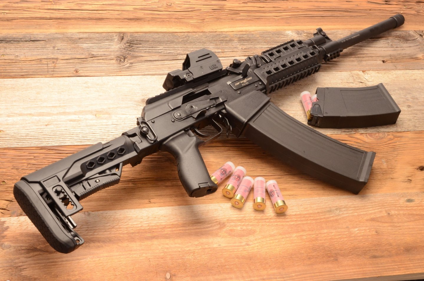 Armsan RS-S1 in 12/76 - Die Selbstladeflinte in der Vorstellung Die Armsan RS-S1 in 12/76 von hinten-links.