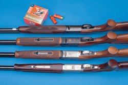 Test: Beretta Sporting-Flinten im Vergleich mit Blaser und Browning Sporting-Flinten von Beretta, Blaser und Browning in der Ansicht von unten