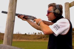 Caesar Guerini Bockflinten für Sportschützen Richard Faulds auf dem Schießstand mit der Caesar Guerini Invictus Bockflinte.