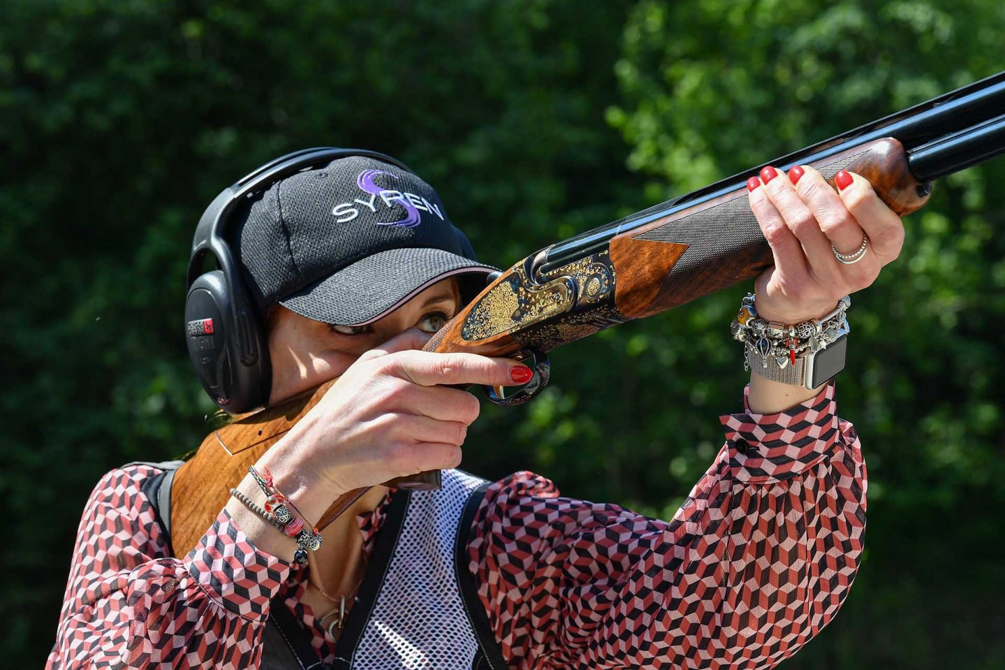 Caesar Guerini Julia Syren Bockflinte: Praxistest mit Renato Lamera und Adriana Rubini – mit Video Schützin mit der Julia Syren im Anschlag.
