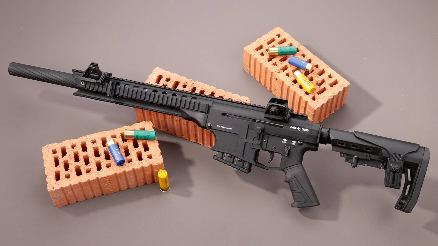 DERYA MK12 auf Pflastersteinen mit bunten Schrotpatronen.