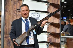 F.A.I.R. Carrera One Bockflinte für Sportschützen Mann hält F.A.I.R. Carrera One Bockflinte für Sportschützen in die Kamera.