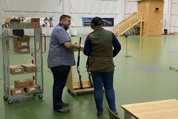 Krieghoff-Tester – wie wird man das? Die Krieghoff K-80 ProSporter im Einsatz Im MSZU werden Julia Schmid verschiedene Krieghoff-Flinten erklärt.