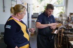 Wie entsteht ein Maßschaft bei Krieghoff? Verbessert diese Individualisierung einer Waffe eigentlich die Trefferausbeute? Wie entsteht ein Maßschaft bei Krieghoff? Verbessert diese Individualisierung einer Waffe eigentlich die Trefferausbeute?