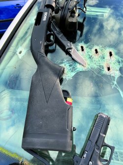 Im Test: Die Repetierflinte Mossberg 590S in 12/76 mit TactaLoad Flash-5 Hinterschaft PumpAction-Flinte Mossberg 590S in 12/76 it dem TactaLoad Flash 5-Hinterschaft auf einem Auto mit Pistole.
