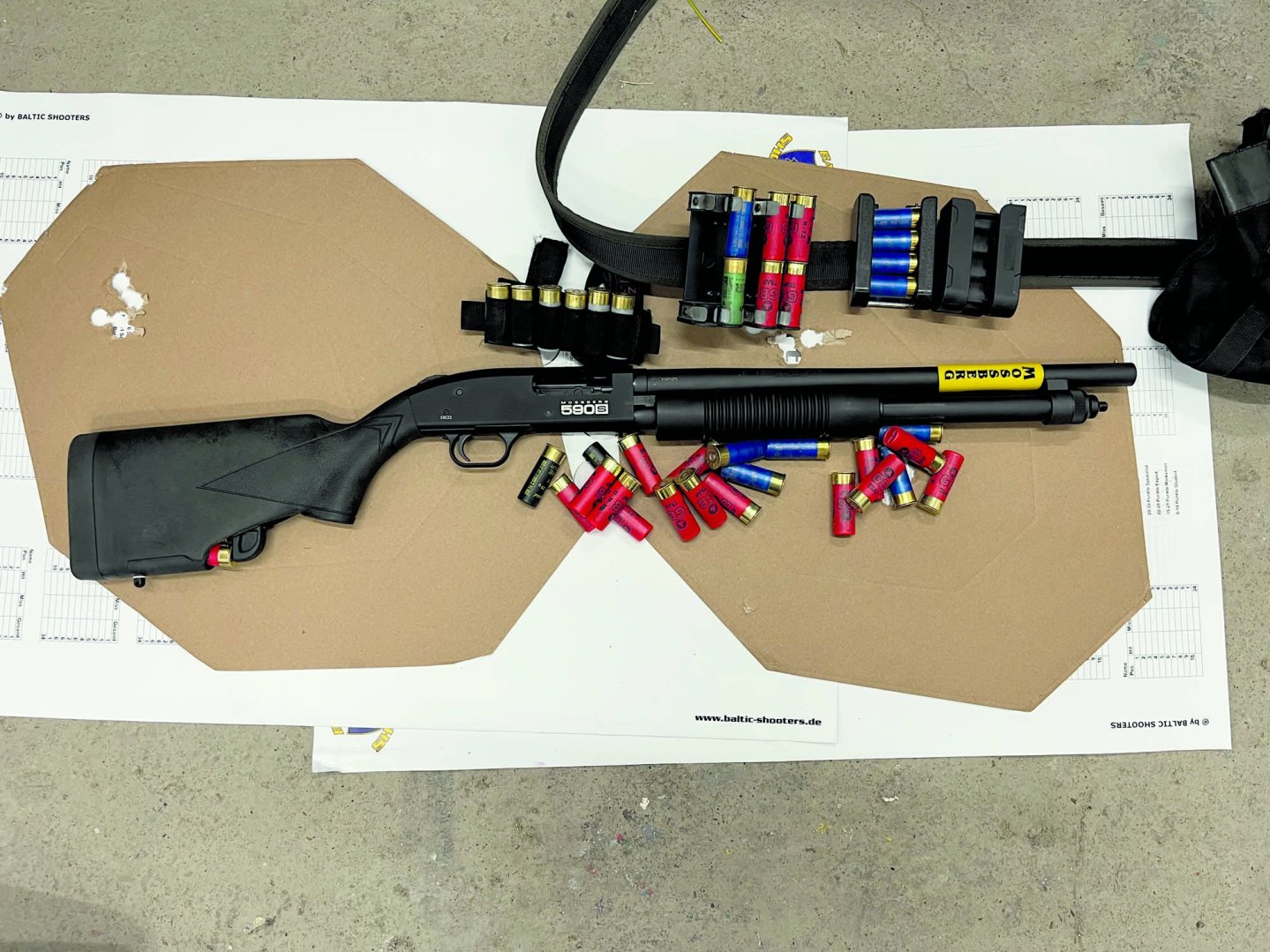 Gesamtansicht der Vorderschaftrepetierflinte Mossberg 590S mit montiertem TactaLoad Flash 5-Hinterschaft.