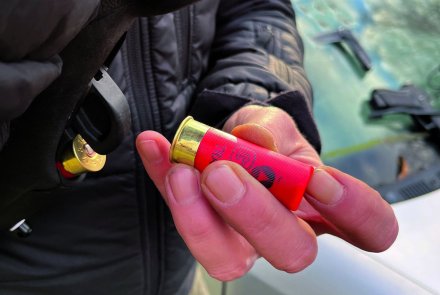 Im Test: Die Repetierflinte Mossberg 590S in 12/76 mit TactaLoad Flash-5 Hinterschaft TactaLoad Flash 5-Synthetikschaft beim Laden.
