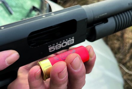 Im Test: Die Repetierflinte Mossberg 590S in 12/76 mit TactaLoad Flash-5 Hinterschaft Mossberg 590S mit TactaLoad Flash-5 Hinterschaft und Patrone.
