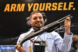 Mossberg: neue Pump-Action-Flinten 590A1 und 500 Compact Cruiser Mann mit der Vorderschaftrepetierflinte Mossberg 590A1.