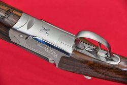 Perazzi High Tech X Bockflinte für Sportschützen Das High Tech X Logo auf der Unterseite der Bockflinte von Perazzi