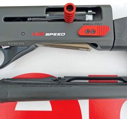 Die für das dynamische Flintenschießen konzipierte Selbstladeflinte Benelli M2 Speed in 12/76 kommt über die Manfred Alberts GmbH in den deutschen Fachhandel Die Bedienelemente Verschlussfang und Ladehebel sind nicht nur rot, sondern auch vergrößert und somit für ein schnelles Handling optimiert. Zudem ist der Ladehebel auch rollend gelagert, was das Nachladen von unten wesentlich angenehmer macht.