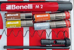 Die für das dynamische Flintenschießen konzipierte Selbstladeflinte Benelli M2 Speed in 12/76 kommt über die Manfred Alberts GmbH in den deutschen Fachhandel Die Benelli M2 Speed wird mit insgesamt fünf Wechsel-Chokes geliefert, was dem schnellen Laborierungswechsel bei Wettkämpfen sehr zu Gute kommt.