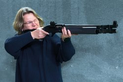 Savage Renegauge Security: Selbstaldeflinte im Kaliber 12/76 im ausführlichen Test Co-Testerin mit der Savage Renegauge Security im Anschlag..
