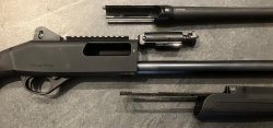Repetierflinte in 12/76 im Test: Stoeger P3000 – was kann die Waffe für unter 500 Euro sportlich? Zerlegte Stoeger P3000.