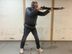 Repetierflinte in 12/76 im Test: Stoeger P3000 – was kann die Waffe für unter 500 Euro sportlich? Stoeger P3000 Tactical auf dem Schießstand.