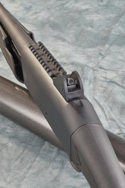 Repetierflinte in 12/76 im Test: Stoeger P3000 – was kann die Waffe für unter 500 Euro sportlich? Die P3000 Tactical kommt mit Ghost Ring-Visierung.
