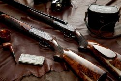 Praxistest Huglu HT-14 Sporting. Was bringt die primär für das Wurfscheibenschießen konzipierte Bockflinte im Kaliber 12/76 dem Sportschützen und dem Jäger? Je eine edle Quer- und und Bockflinte von Huglu für den Jäger.