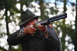 Praxistest Huglu HT-14 Sporting. Was bringt die primär für das Wurfscheibenschießen konzipierte Bockflinte im Kaliber 12/76 dem Sportschützen und dem Jäger? Jäger mit der Bockflinte Huglu HT-14 im Anschlag.