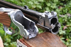 Praxistest Huglu HT-14 Sporting. Was bringt die primär für das Wurfscheibenschießen konzipierte Bockflinte im Kaliber 12/76 dem Sportschützen und dem Jäger? Blick auf das Verriegelungssystem der Huglu HT-14.