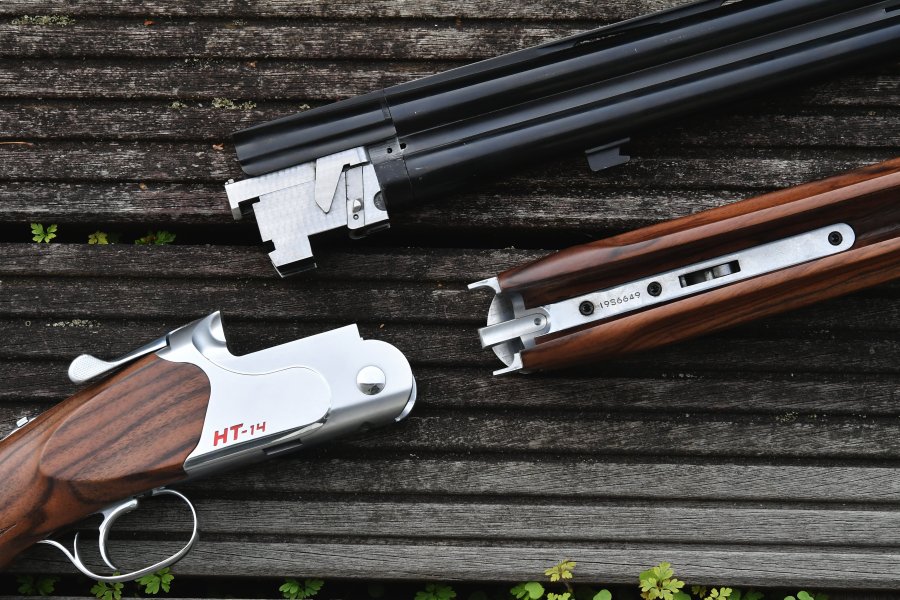 Praxistest Huglu HT-14 Sporting. Was bringt die primär für das Wurfscheibenschießen konzipierte Bockflinte im Kaliber 12/76 dem Sportschützen und dem Jäger? Die Bockflinte Huglu HT-14 zerlegt in Hinterschaft mit Basküle, Laufbündel mit Monoblock und Vorderschaft.