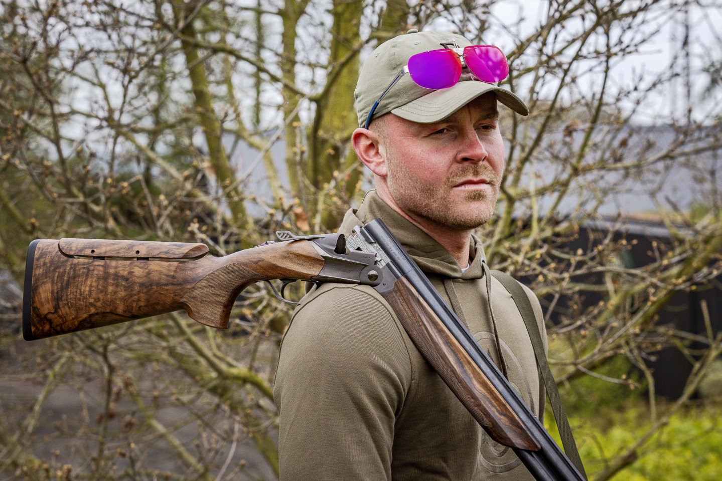 Ein Schütze tragt die neue Beretta Bockflinte SL2 gebrochen über der Schulter.