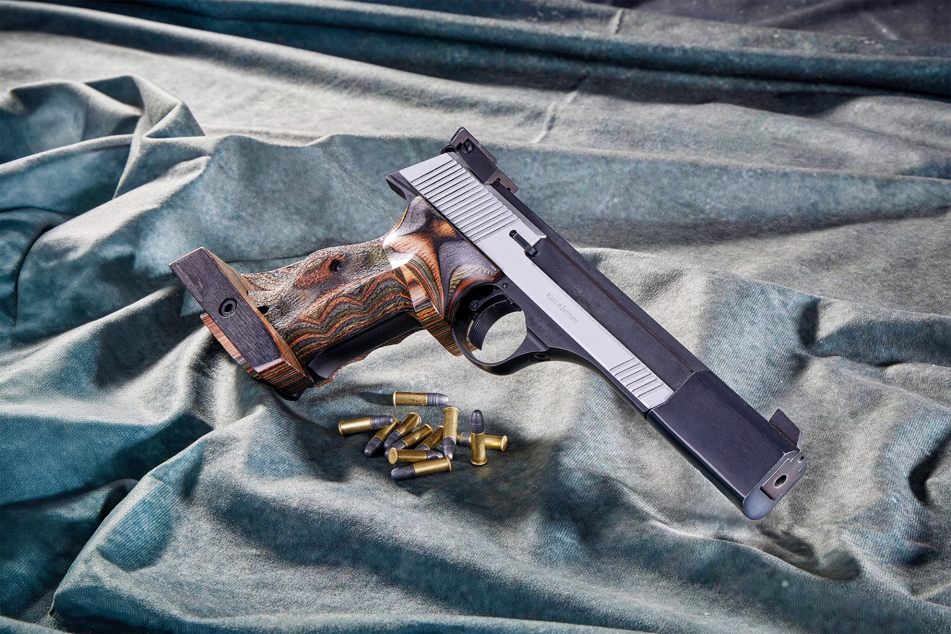 sportschuetzen: Youngtimer im Test: Sondermodell Rainbow der sportlichen ERMA-Sportpistole ESP85A in .22 l.r. sportschuetzen: Youngtimer im Test: Sondermodell Rainbow der sportlichen ERMA-Sportpistole ESP85A in .22 l.r.