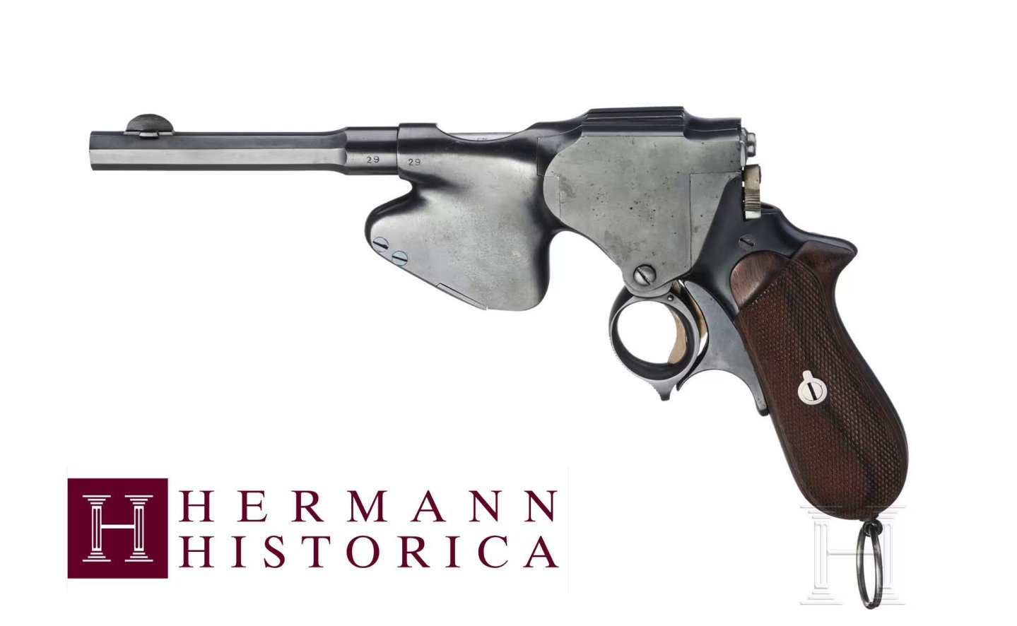 Jubiläum bei Hermann Historica: Alles ist bereit für die Auktion Nr. 100 – Schusswaffen aus fünf Jahrhunderten Die halbautomatische Laumann-Pistole komplett von links.