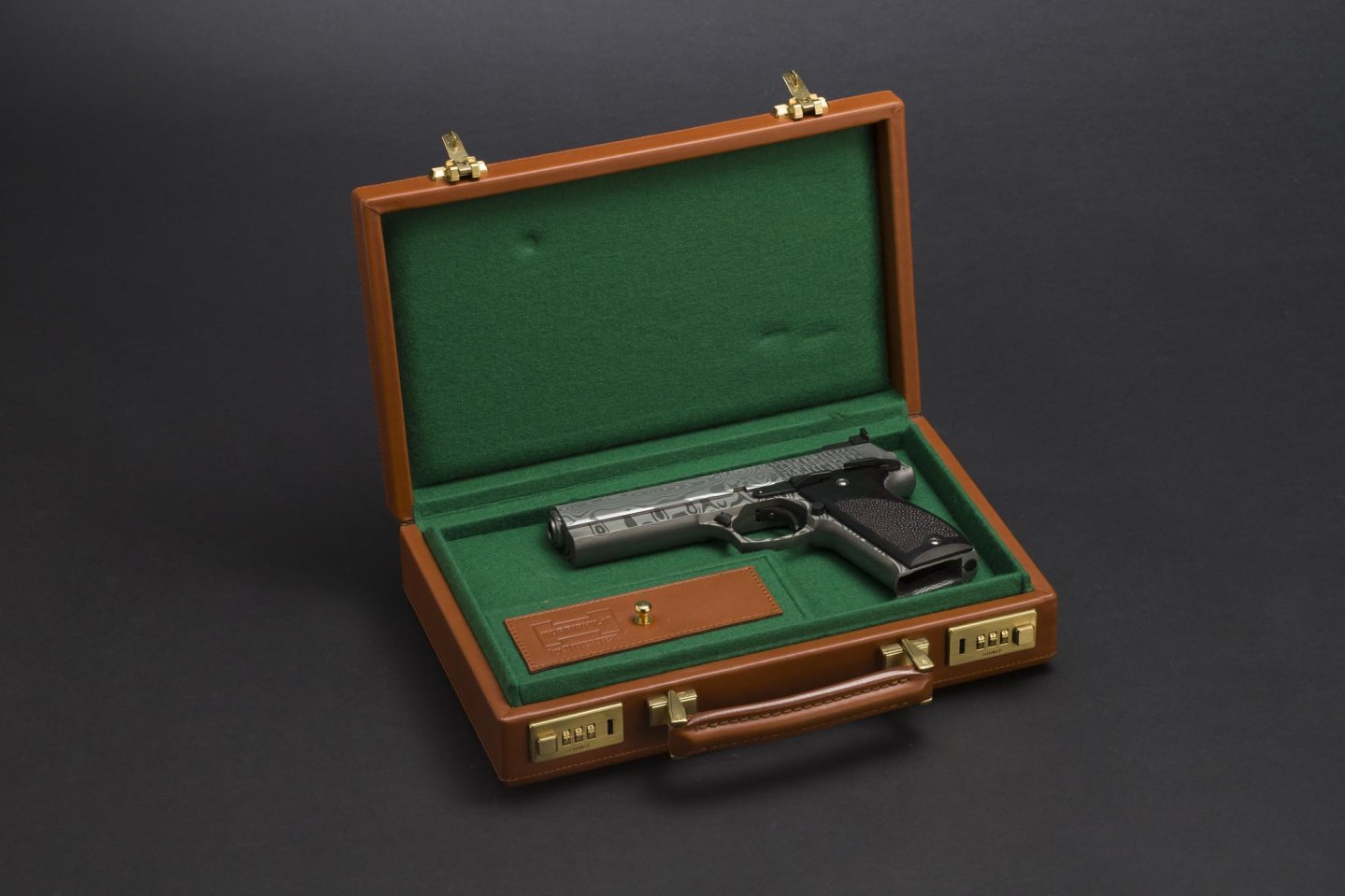 Auktion 28. April - 09. Mai 2025: Highlights historische und moderne Schusswaffen bei Hermann Historica Korriphila HSP 701 in der Volldamast-Ausführung