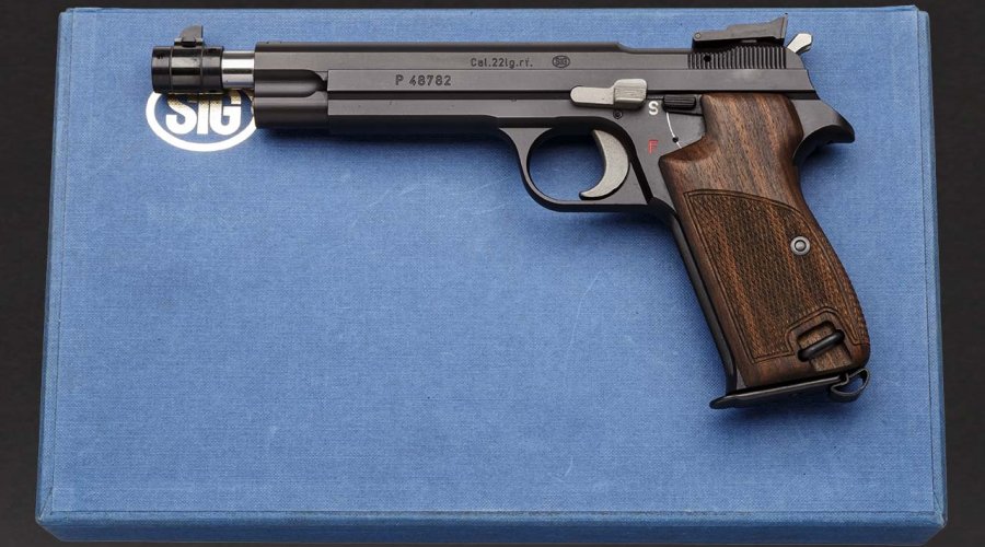 SIG P 210-7 Sport auf ihrer Box komplett von links.