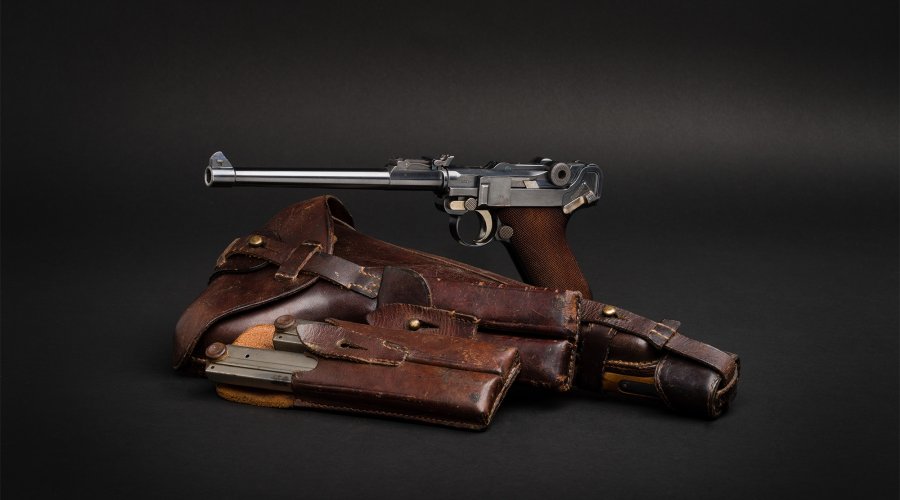"Lange Pistole 08" komplett von links mit Zubehör.